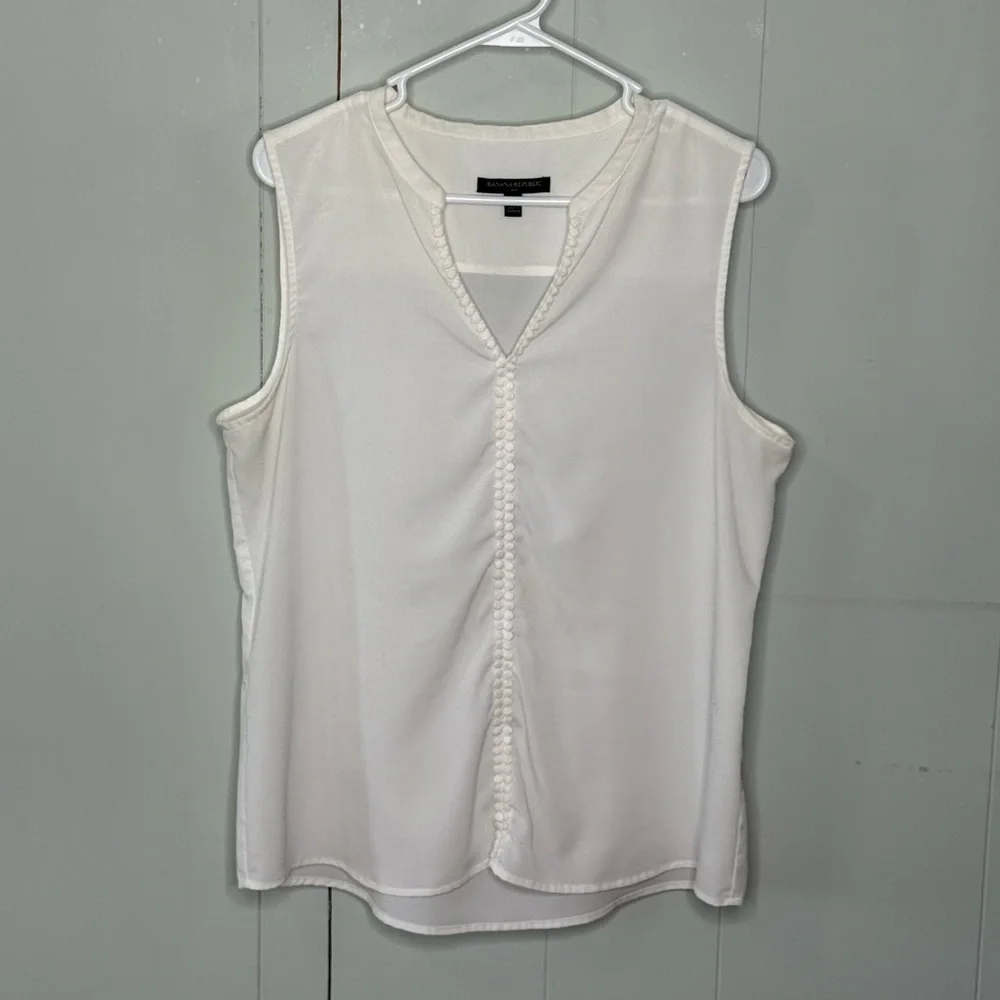⭐️3/$25⭐️ Banana Republic Sleeveless Blouse